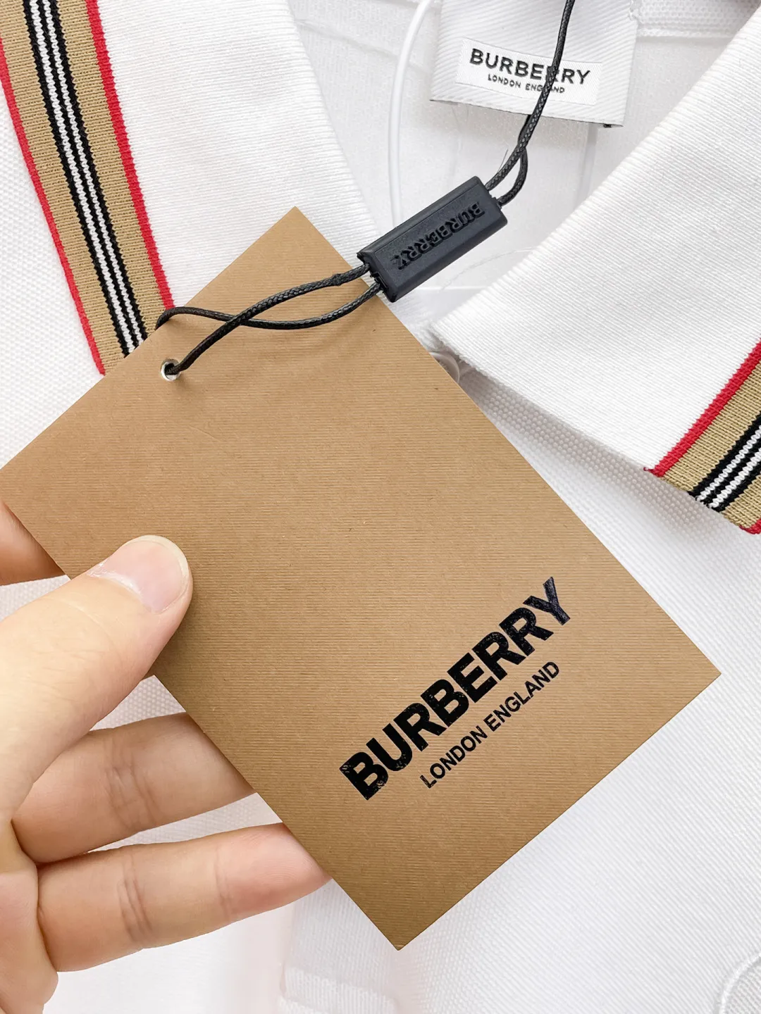BURBERRY New Arrival Polo shirt, complete with three labels, original fabric, original customized accessories, official Same Style, using 210 grams of pure cotton pique fabric, customized same-tank dyed fabric, very comfortable and smooth to the touch, very wide and stylish, produced by a first-line brand on behalf of Factory, imported Behringer embroidery machine, embroidery is full and textured, imported Kangli direct-injection machine, printing is clear and textured, the collar rib is woven with imported yarn It will not lose shape after being worn for a long time. It is the most New Arrival style in spring and summer. It is fashionable and individual. It is super Versatile and looks good. It is very suitable for both men and women. It is a must-have for everyone. Size: S-XXL
